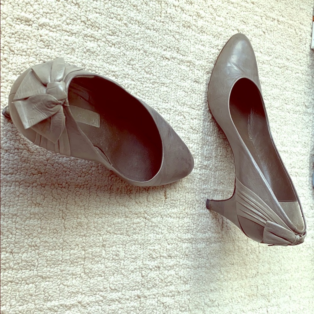 Albert Nipon Vintage Grey Leather Heeled Pumps 8M
